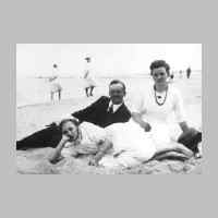 022-0423 Erna Beckmann (liegend) mit Bruder Ewald und Schwaegerin Liesbeth am Kurischen Haff bei Labiau um 1920.jpg